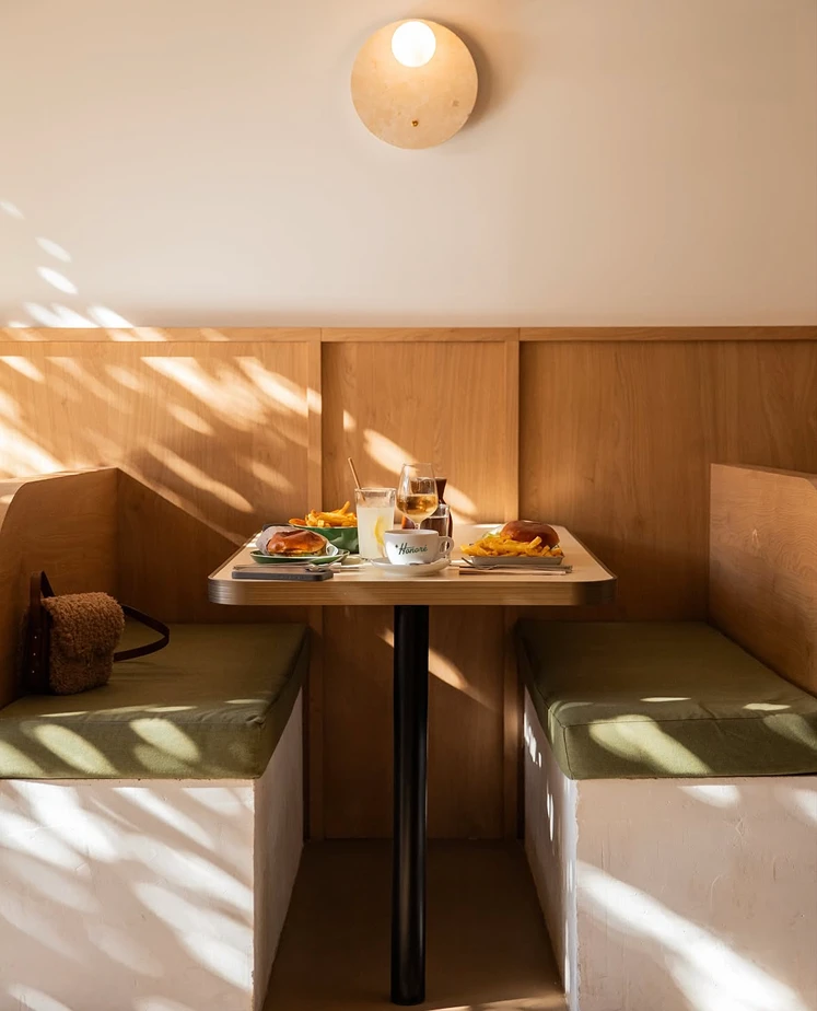 Salle de restaurant Mediterranean Food Club, projet Ilia par Itada Studio