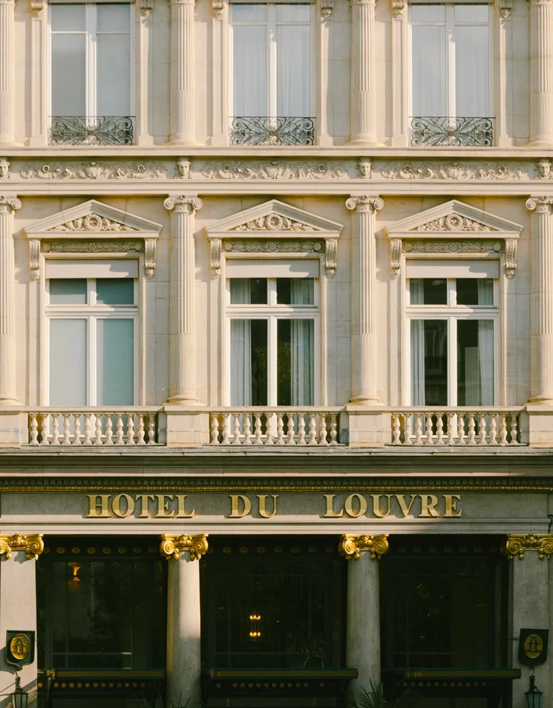 Façade de l'Hôtel du Louvre, identité de l'Officine du Louvre par Itada Studio